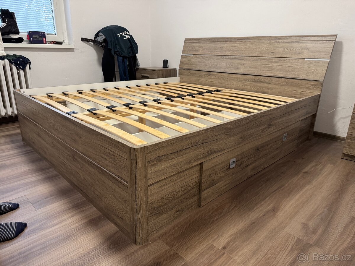 Postel s nočními stolky - 3