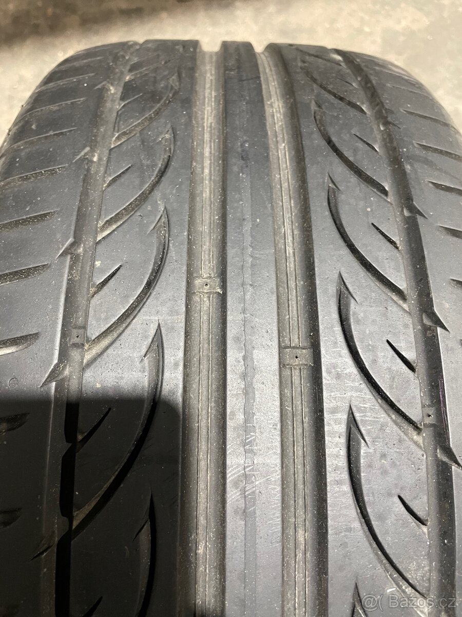 225/40R18 - 3