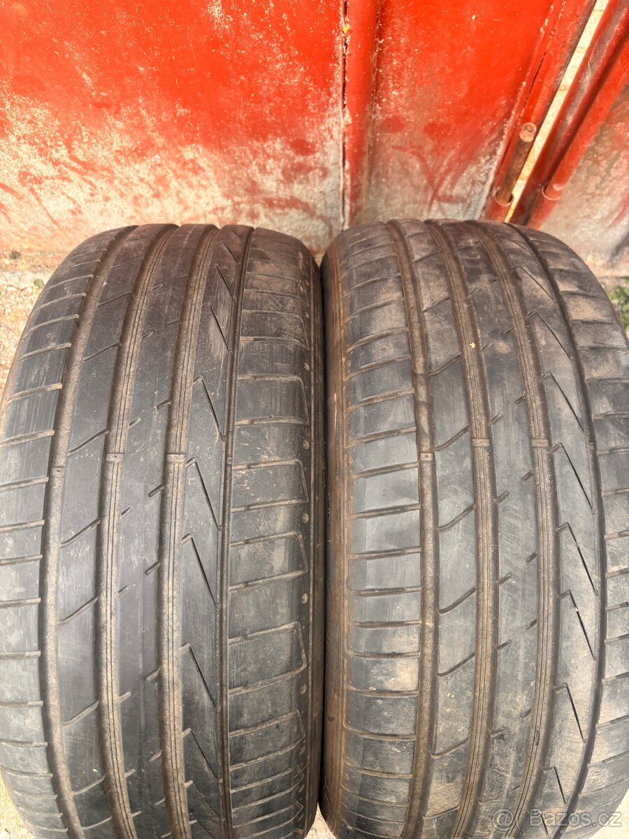 245/40 R19 - 3
