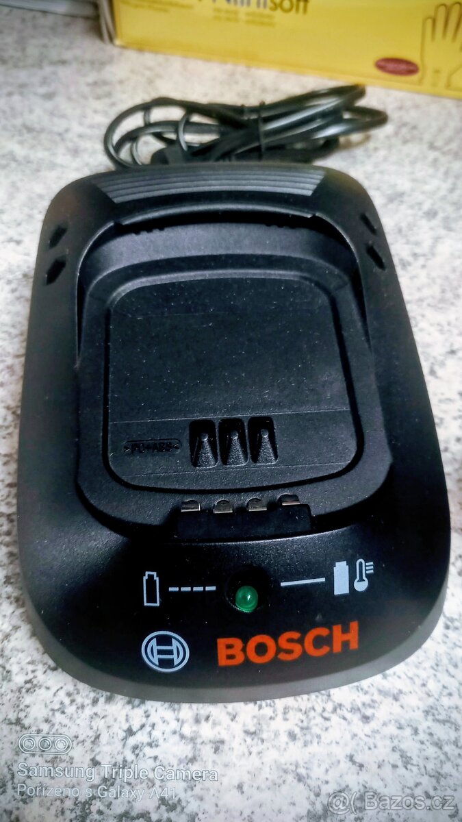 Bosch nabíječka +aku 18V - 3