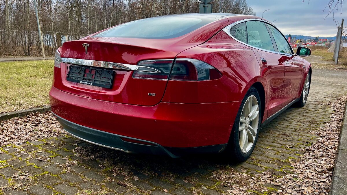 Tesla Model S85 El.Panorama Kuze Vzd.podvozek barva RedMult - 3