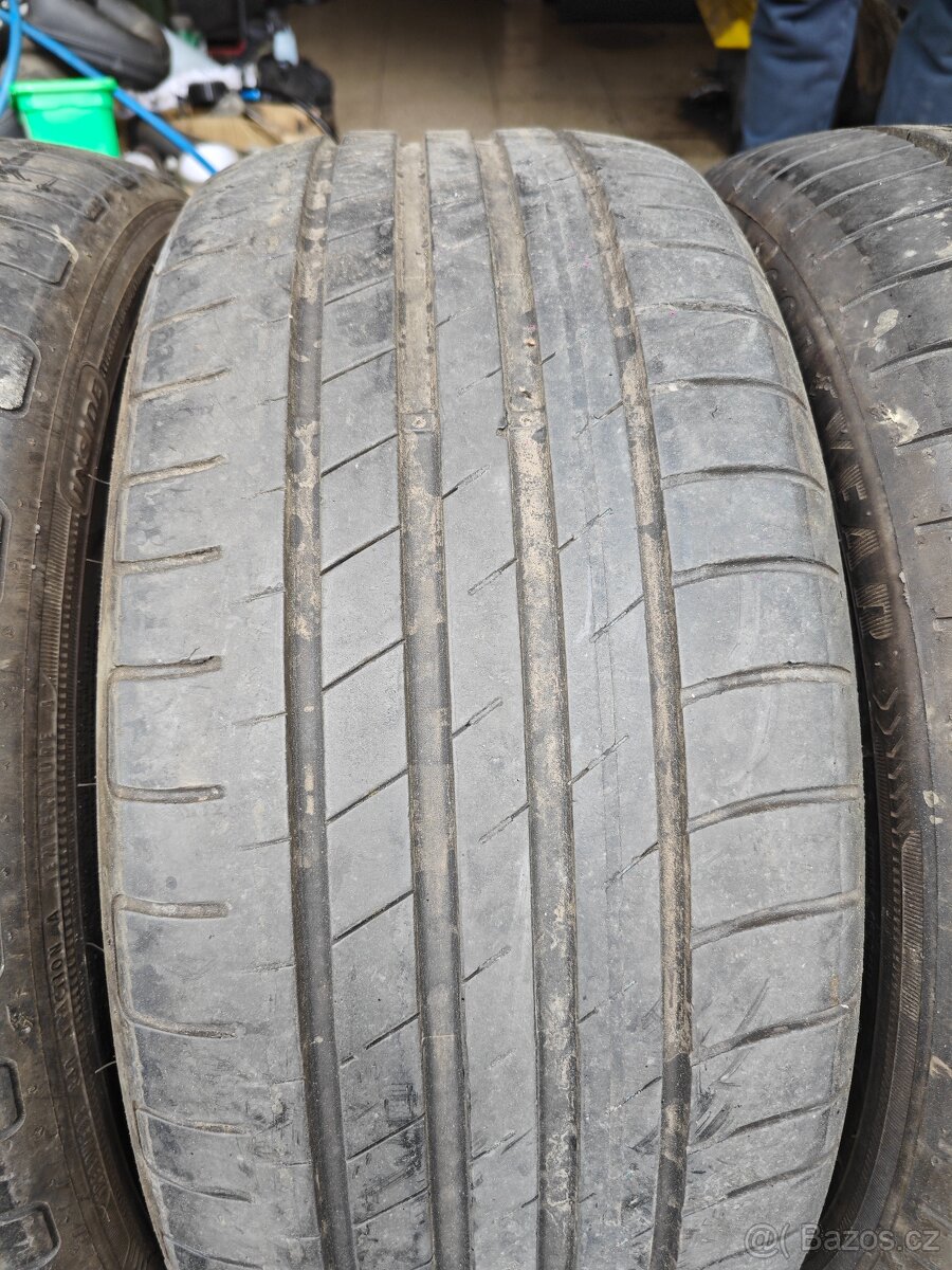 Goodyear 215/45 R17 - 3