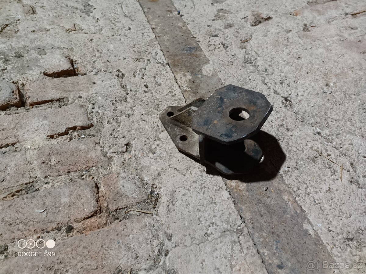 Zetor víko převodovky a přední závěs - 3