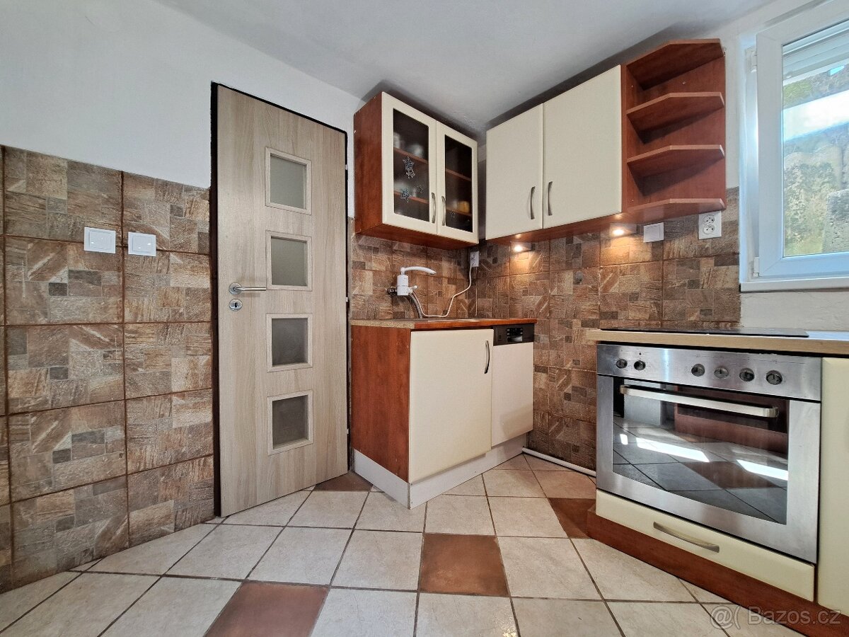 Prodej samostatně stojícího RD 3+1 + vinný sklep POLEŠOVICE - 3