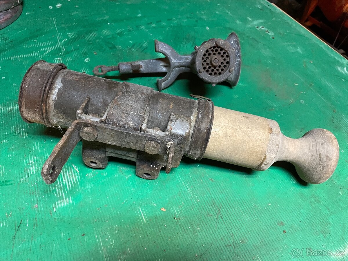 Plnička klobás, mlýnek na maso retro - 3