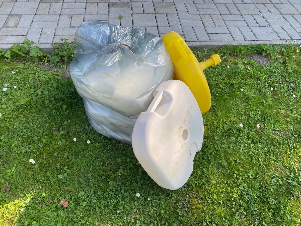 Plastový držák na slunečník - 3