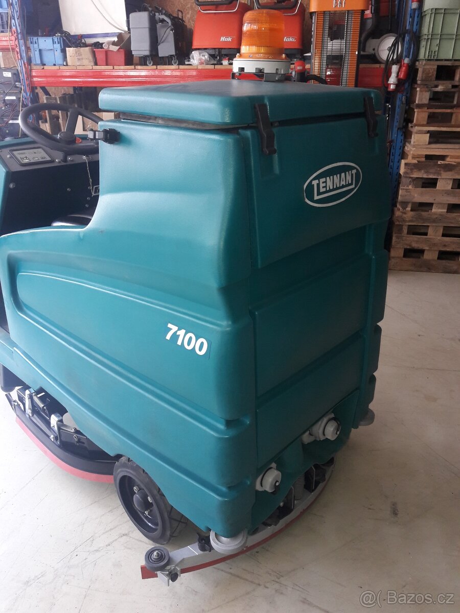 Podlahový mycí stroj Tennant 7100 Disk 80 sedící obsluha - 3
