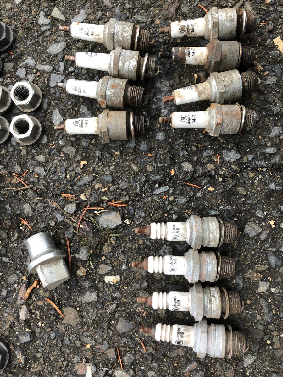 Prodám krabici ND dílů na staré Škoda 100/105/120 - 3