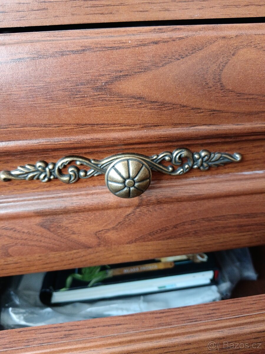 Komoda, postel, stůl - 3