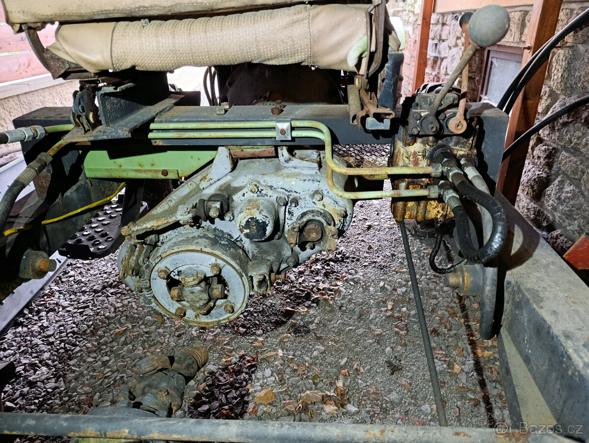 Mohutný malotraktor 4x4 - 3