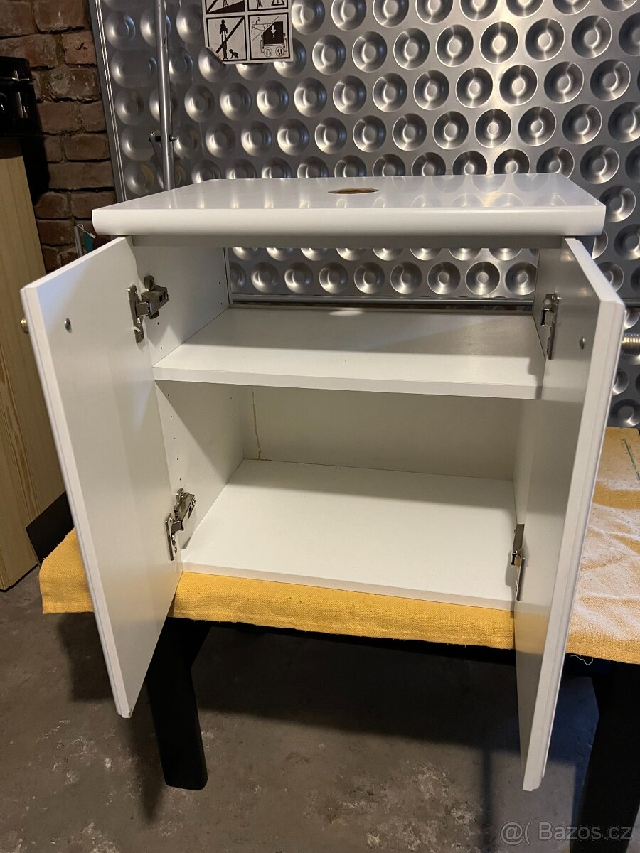 Koupelnová skříňka - 3