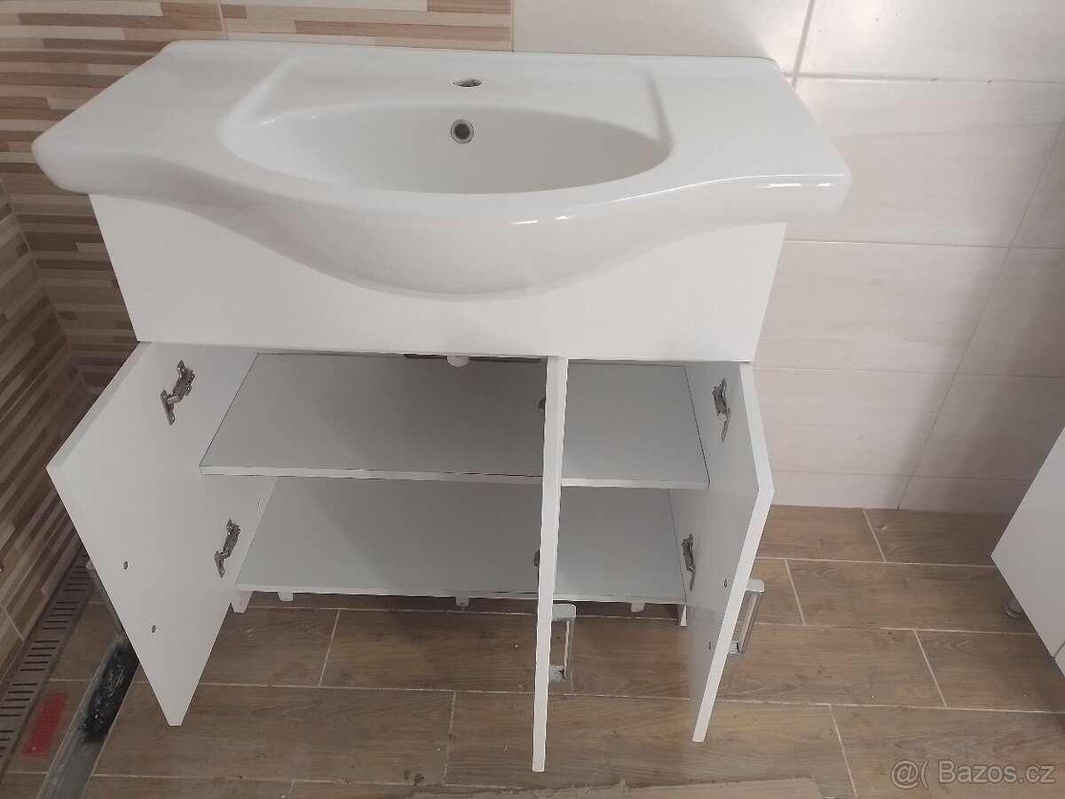 Koupelnová skříňka s umyvadlem - 3