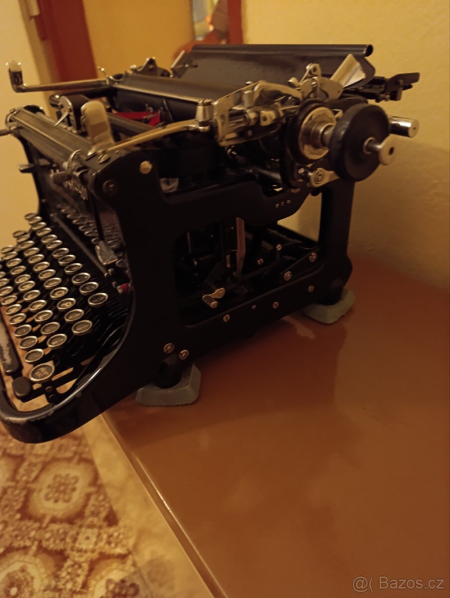 Starožitný psací stroj. - 3