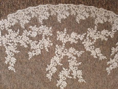 Svatební závoj s krajkou a korálky - 3