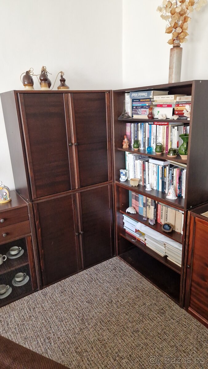 Obývací stěna spolu se šatní skříní - 3