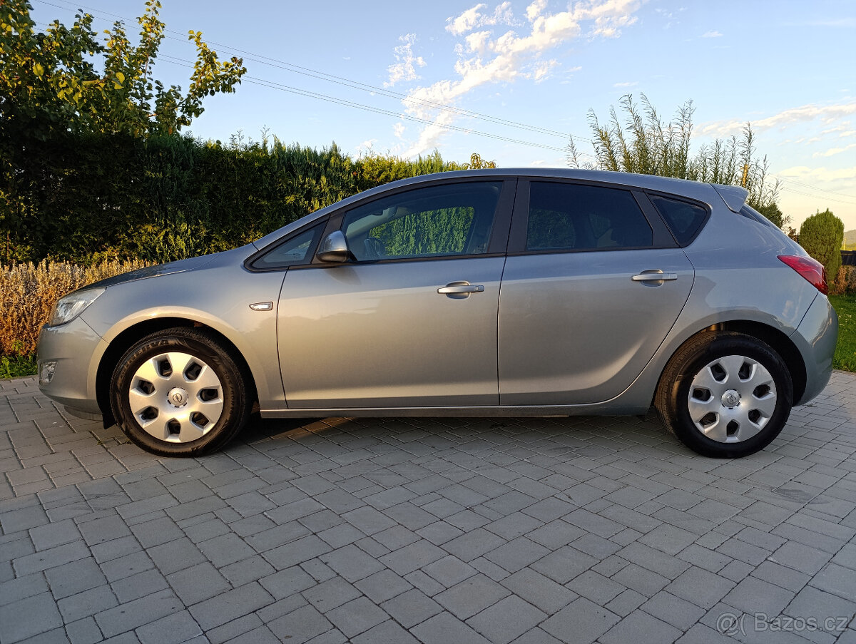 Opel Astra 1.4 T, servis, PĚKNÁ VÝBAVA A STAV - 3