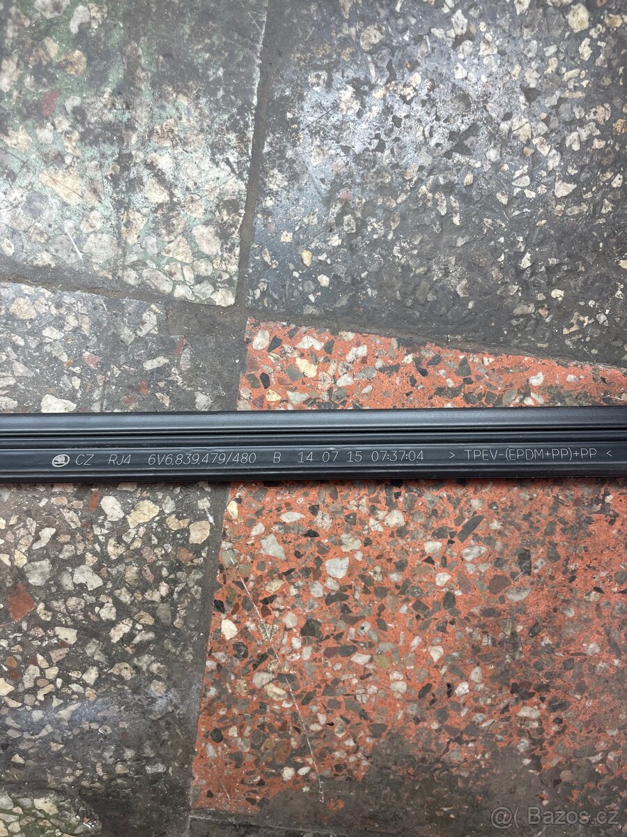 Pravé zadní vnitřní stírací těsnění okna Škoda Fabia 3 - 3