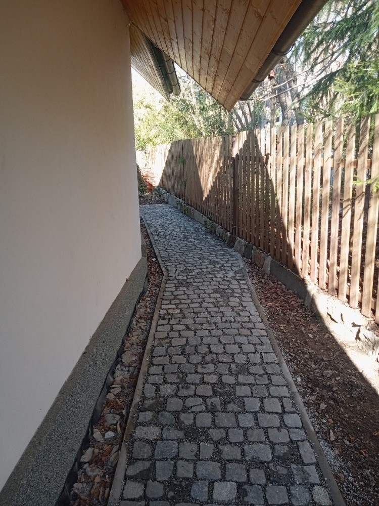 Výstavba oplocení, pokládka dlažby, elektro práce - 3