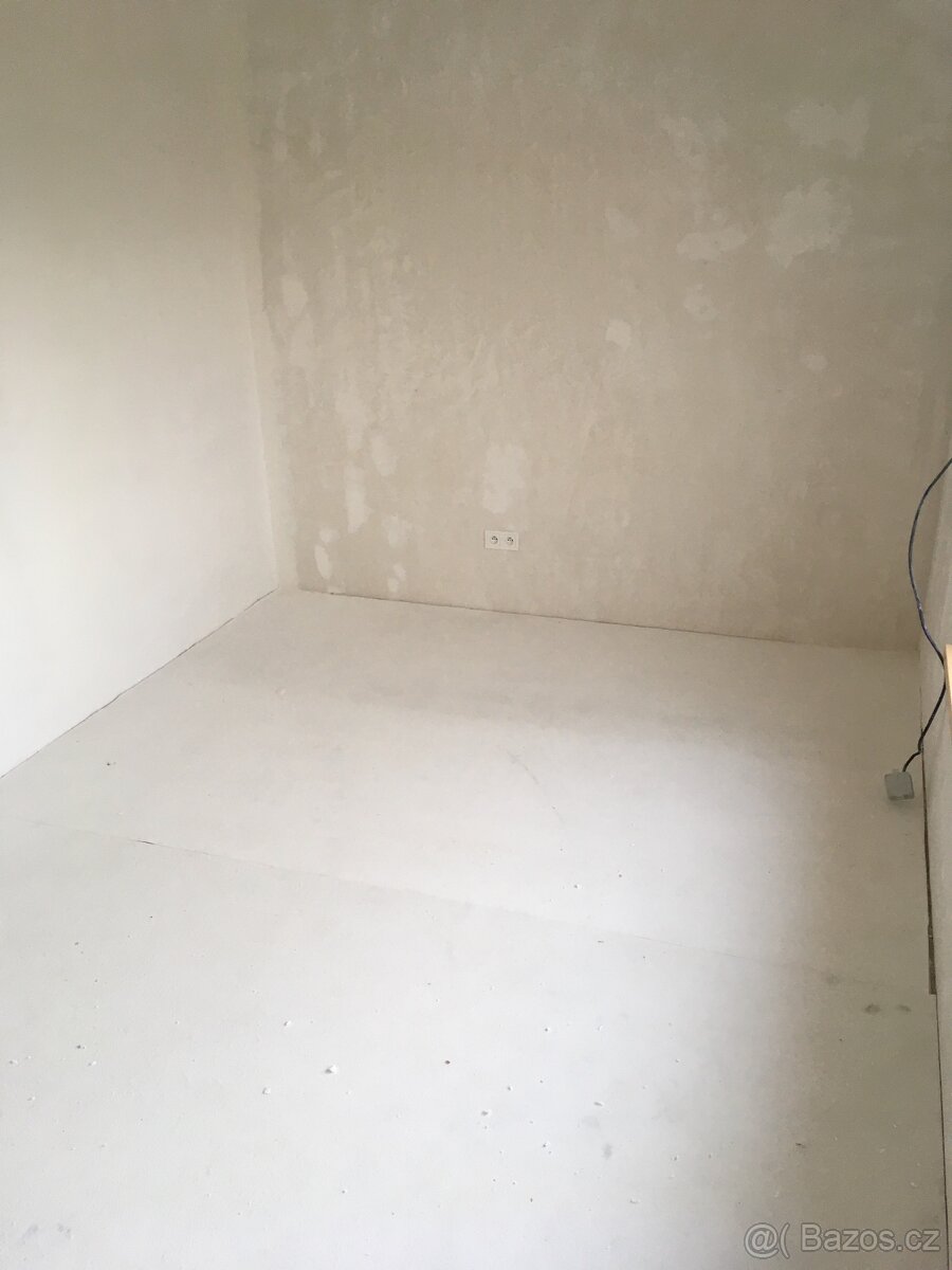 Prodám koberce – bílé a červené, různé rozměry (150–180 m²) - 3