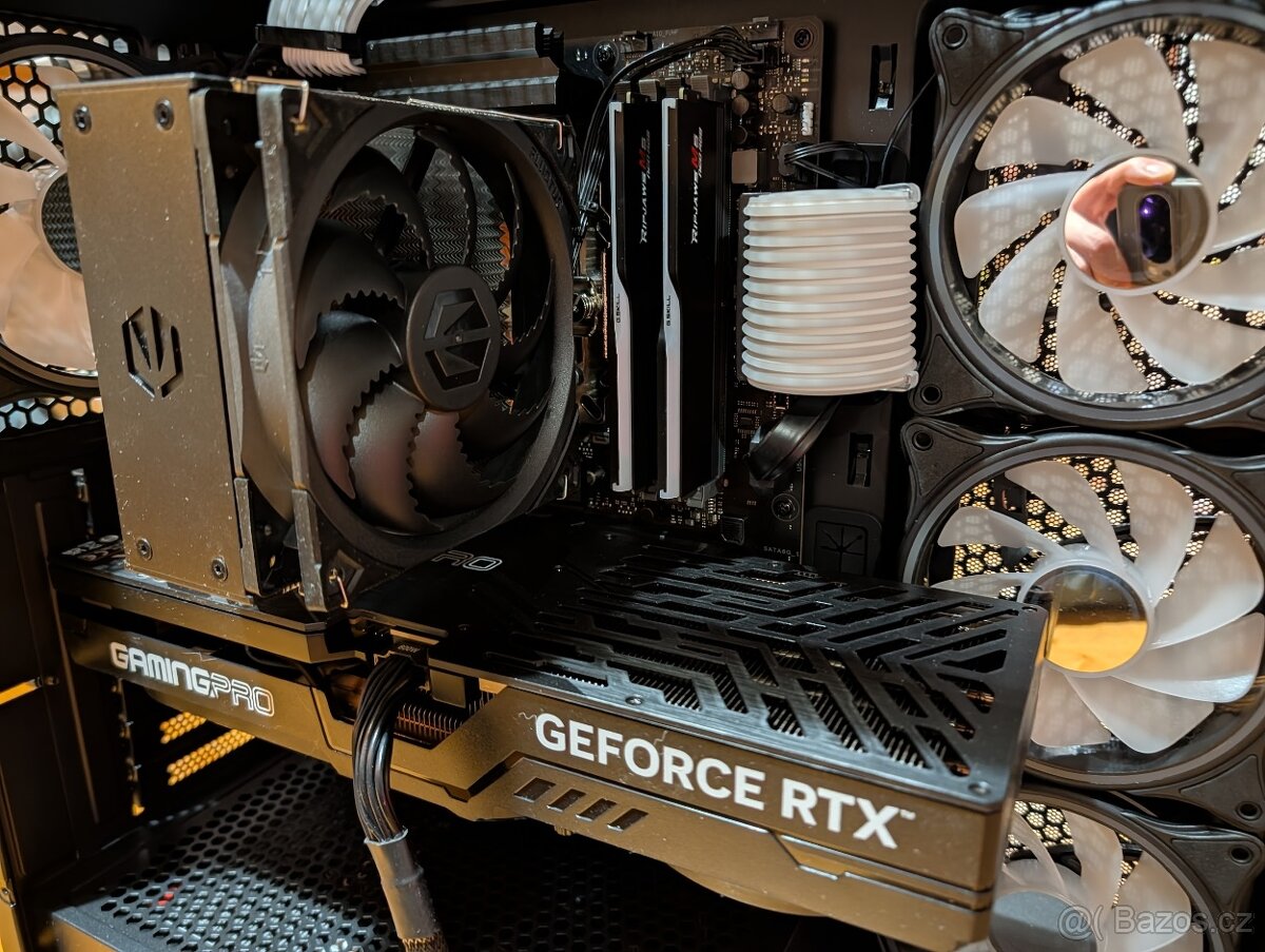 RGB set Lian Li Strimer Plus V2 + Hub + 4x ARGB ventilátory - 3