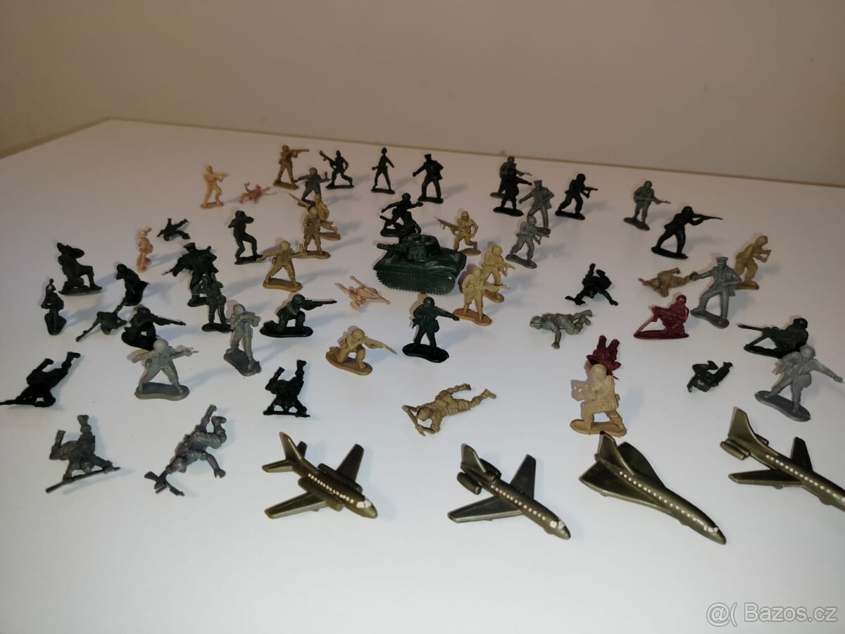 Sada vojáků 55ks, 4ks letadel, 1x tank - 3