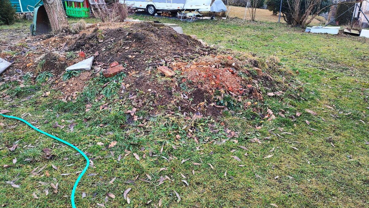 Jílovitá zemina cca 8-9 m3 - 3