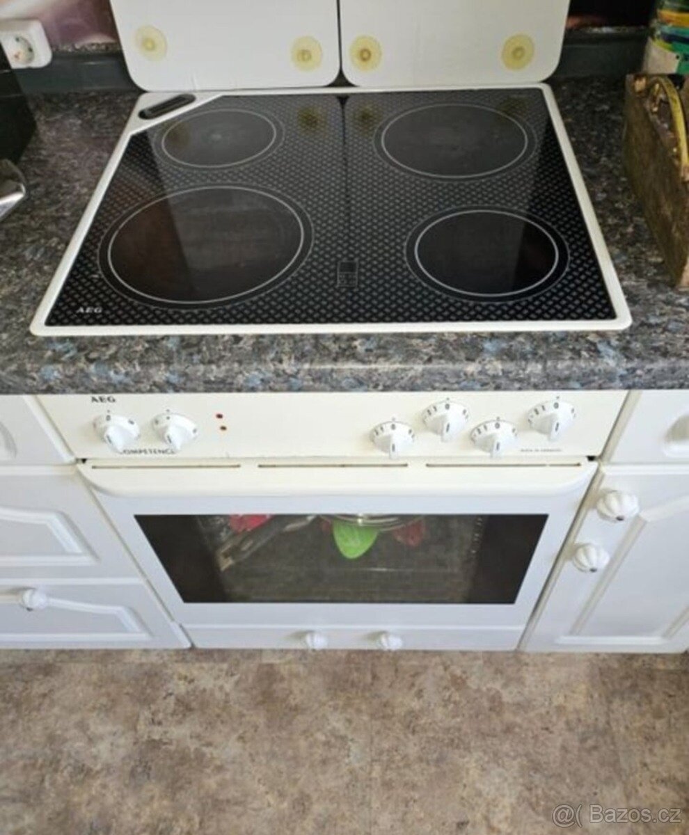 Bílá venkovská kuchyně s vestavěnými spotřebiči,5387 - 3