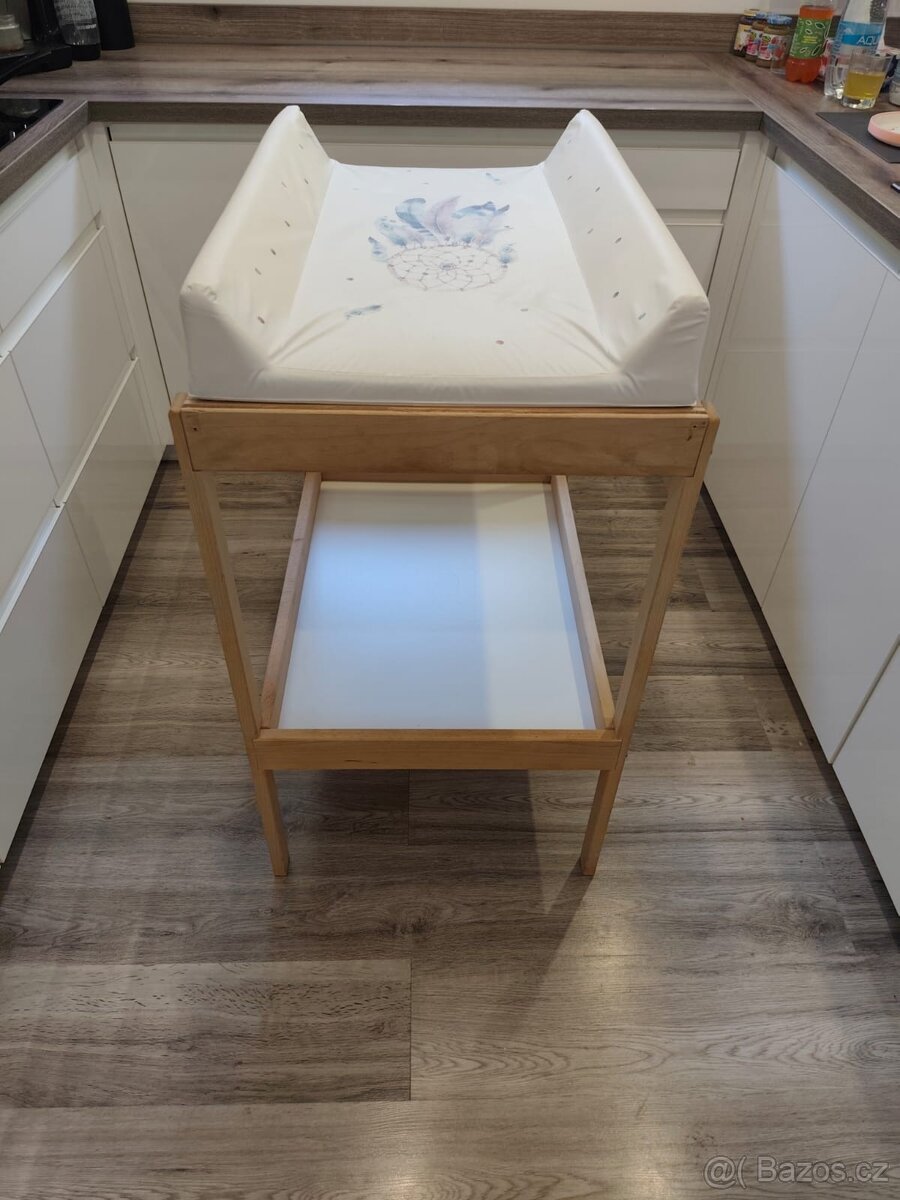 Přebalovací stůl, tvrdá přebalovací podložka, úložné koše - 3