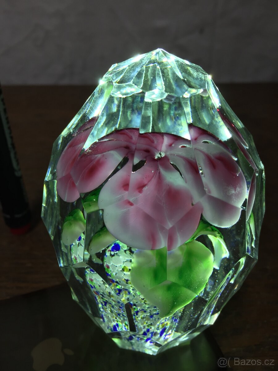 skleněné ... Velké zabroušené těžítko s květinou přes 1 kg k - 3