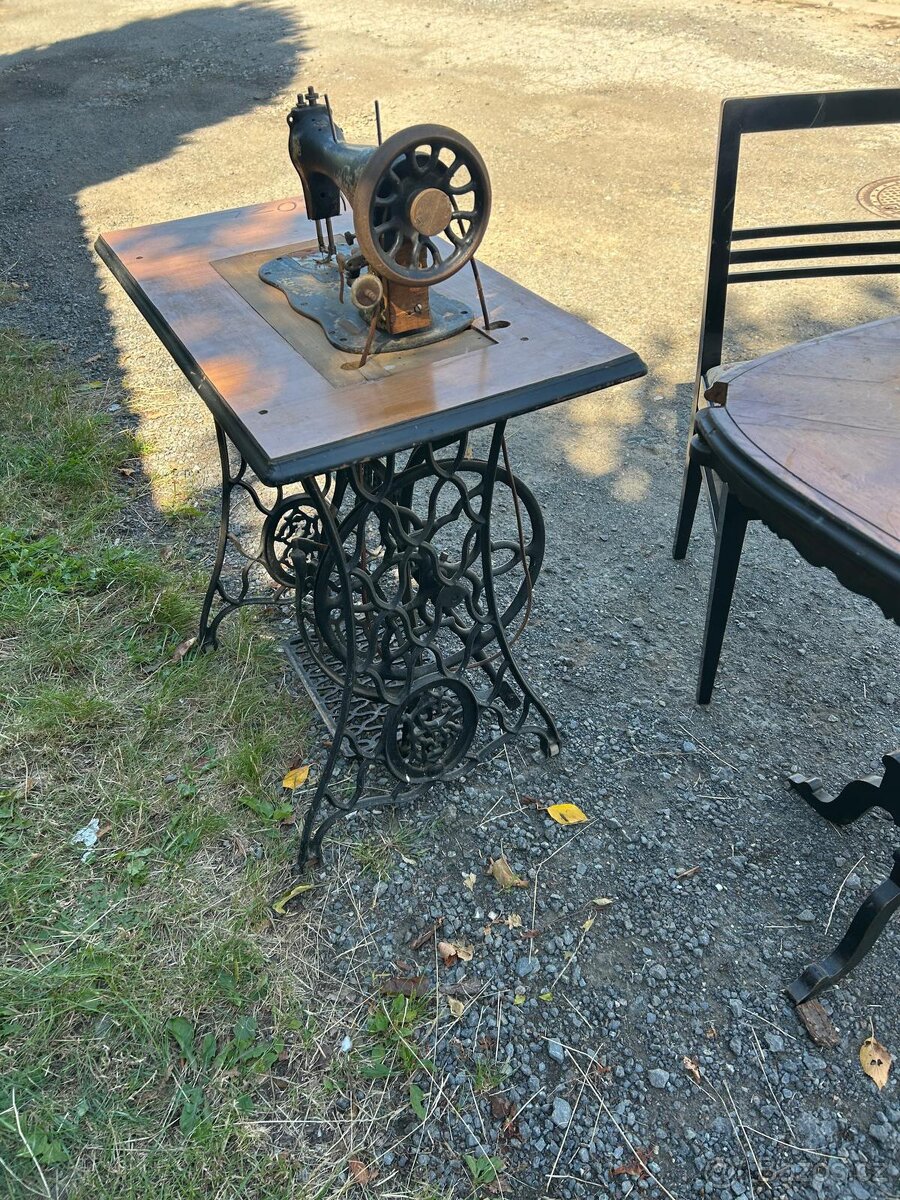 Starý šicí stroj - 3