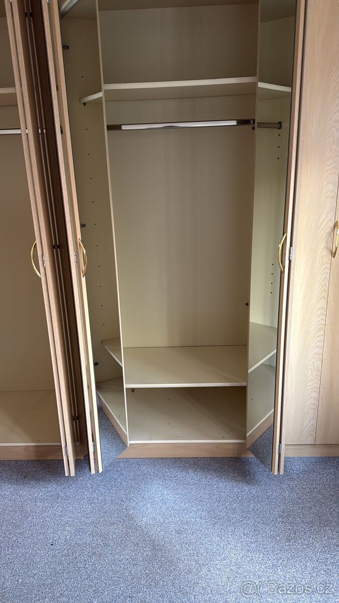 Šatní skříň 6 dveř. lámací dveře - 3