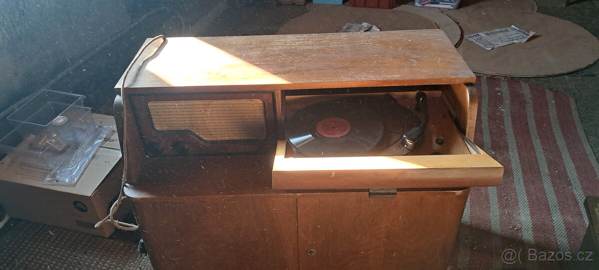 Rádio s gramofonem ve skříňce - 3
