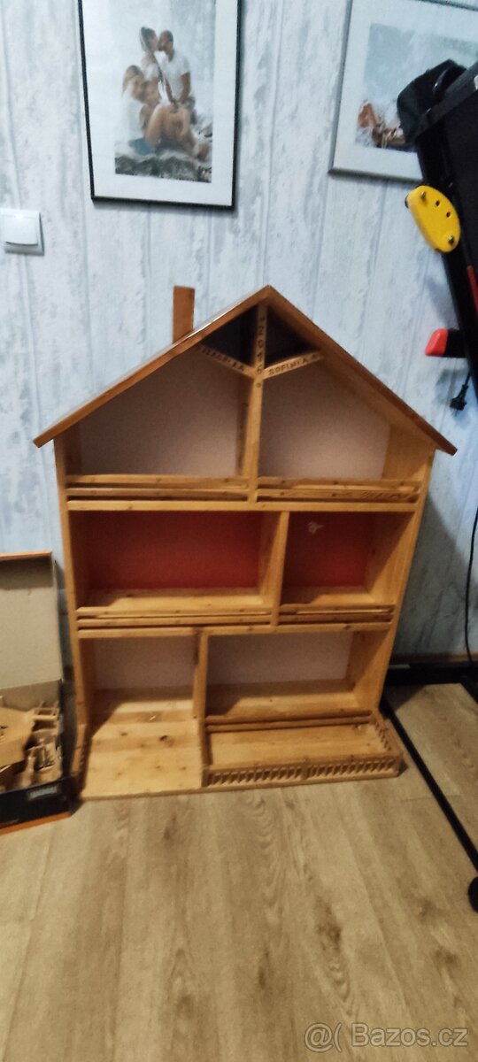 Dřevěný domeček pro panenky s malými hračkami - 3