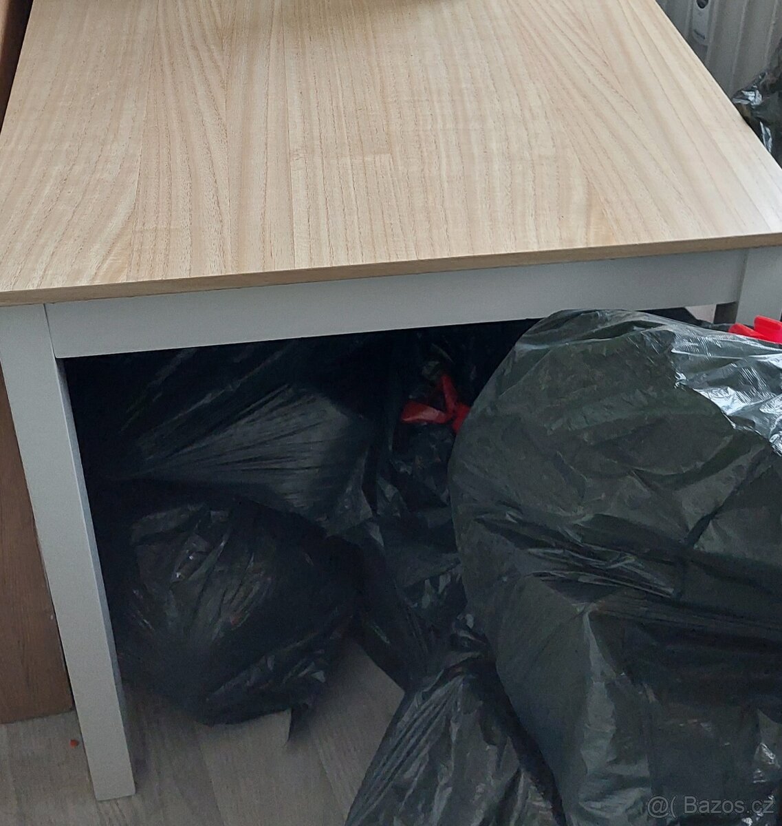 4 jídelní židle a stůl - 3