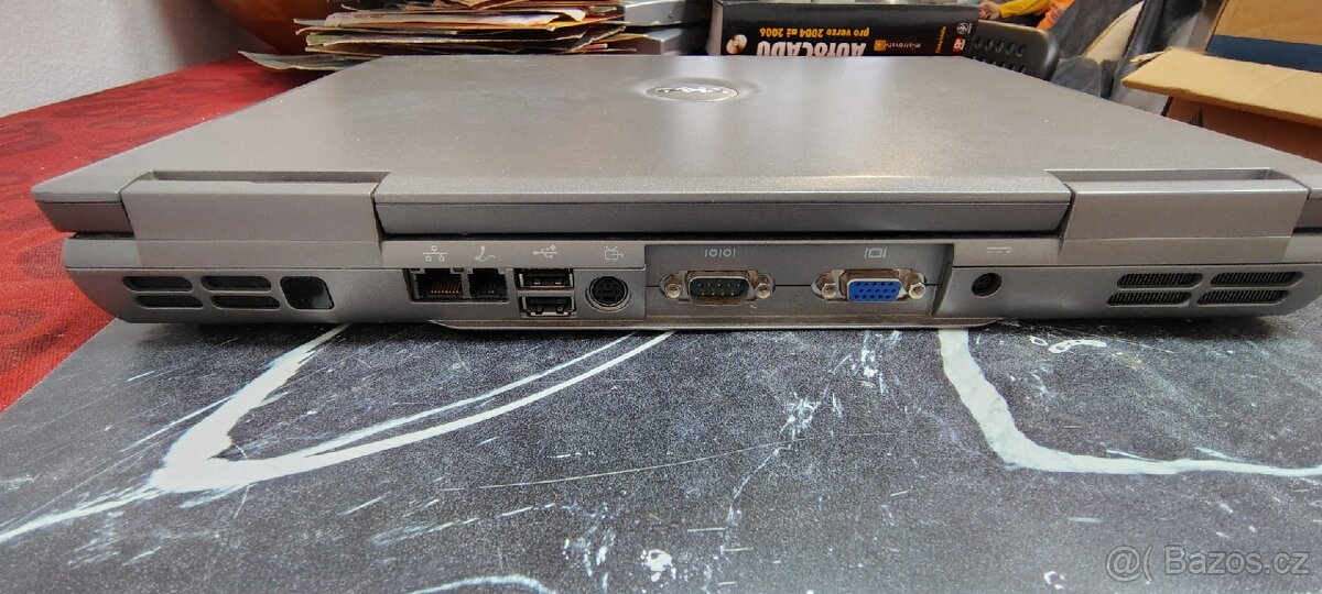 Retro notebook DELL Latitude D810 – Sériový port RS-232 - 3