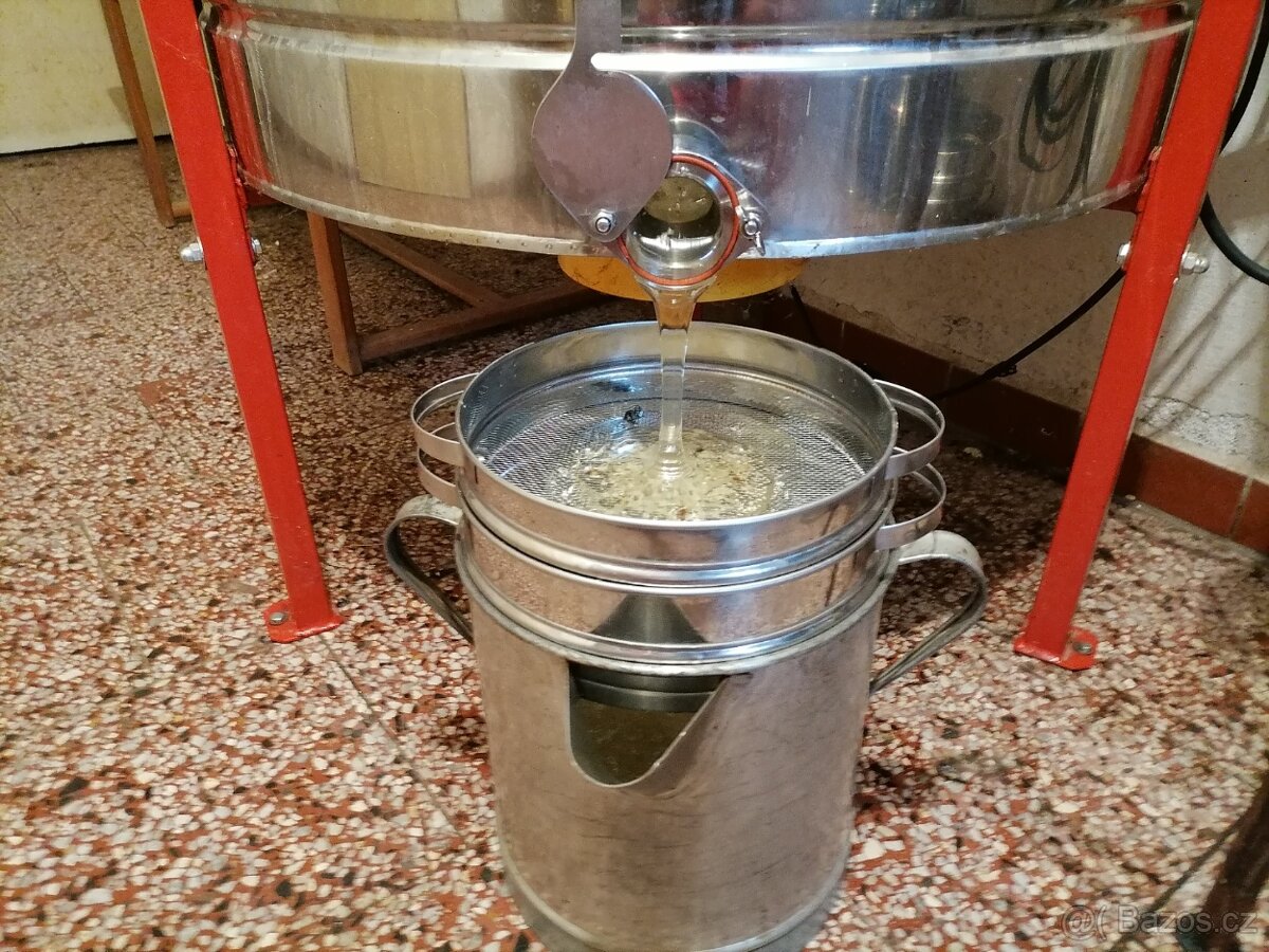 Včelí med akátový - 3