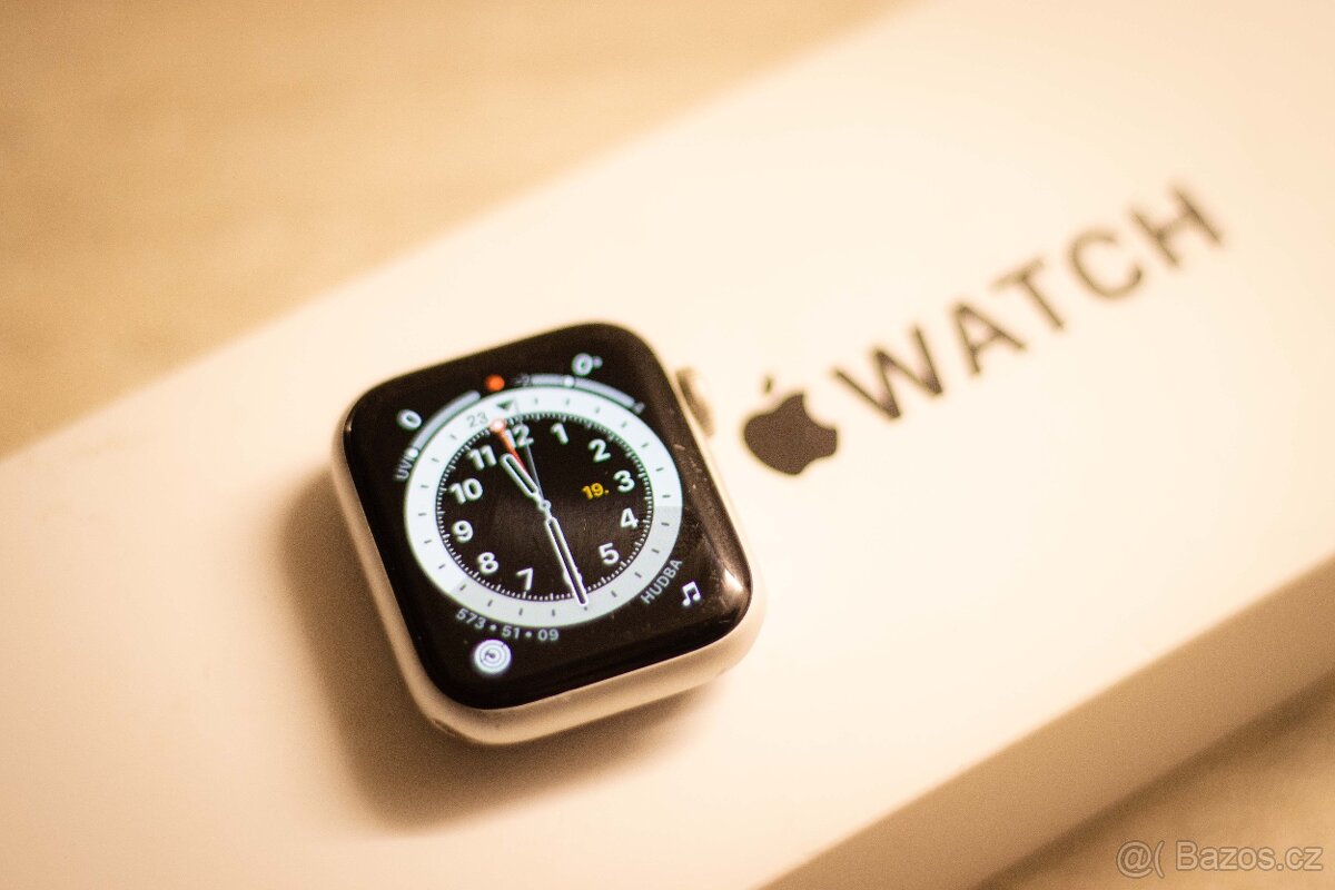 Apple Watch SE 40 mm – Silver + Nike Sport řemínek - 3