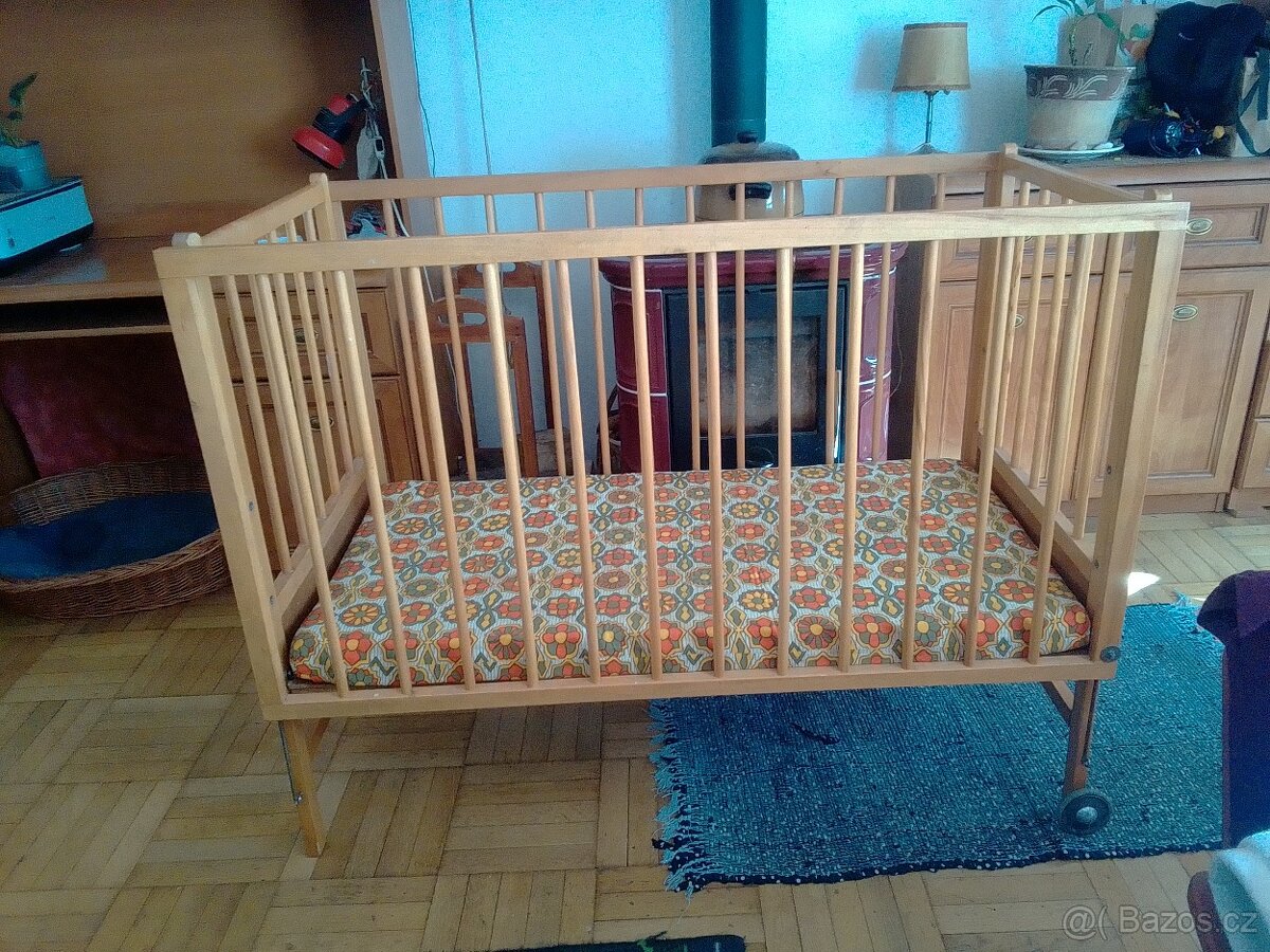 Stará dětská postýlka - 3