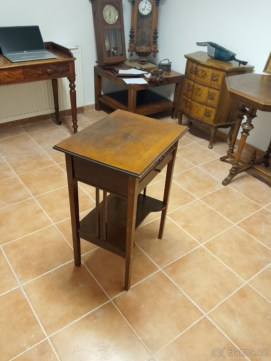 Elegantní starožitný odkládací stolek se šuplíky – po oživen - 3