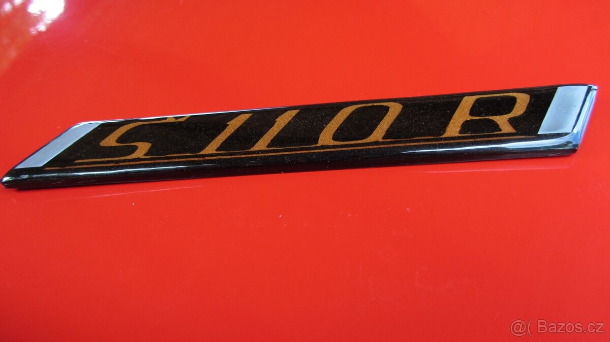 ŠKODA 110R štítek na zadní kapotu - zlatý nápis - 3