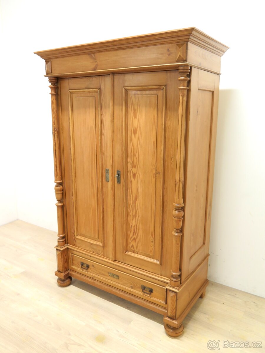 Krásná sloupová šatní skříň - 3