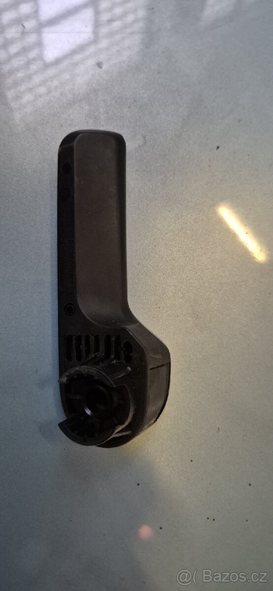 Škoda Fabia 1,páčka otvírání kapoty - 3