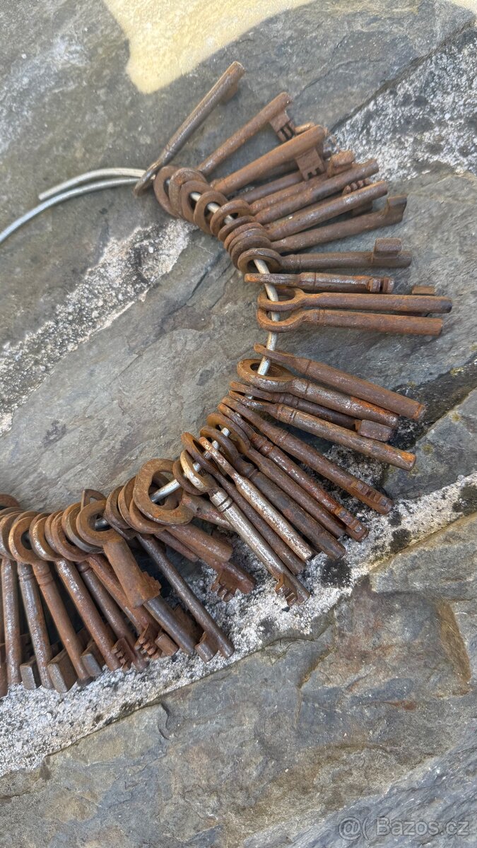 Staré klíče 72 ks - 3