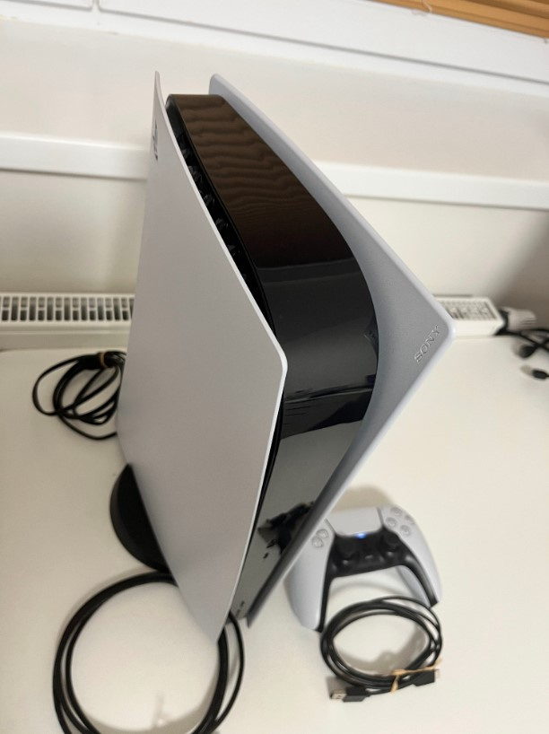 REZERVOVANO—Playstation 5 (PS5) s mechanikou + příslušenství - 3