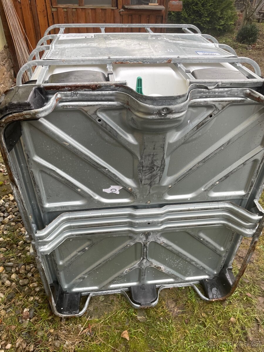 IBC nádrž , kontejner na vodu . - 3