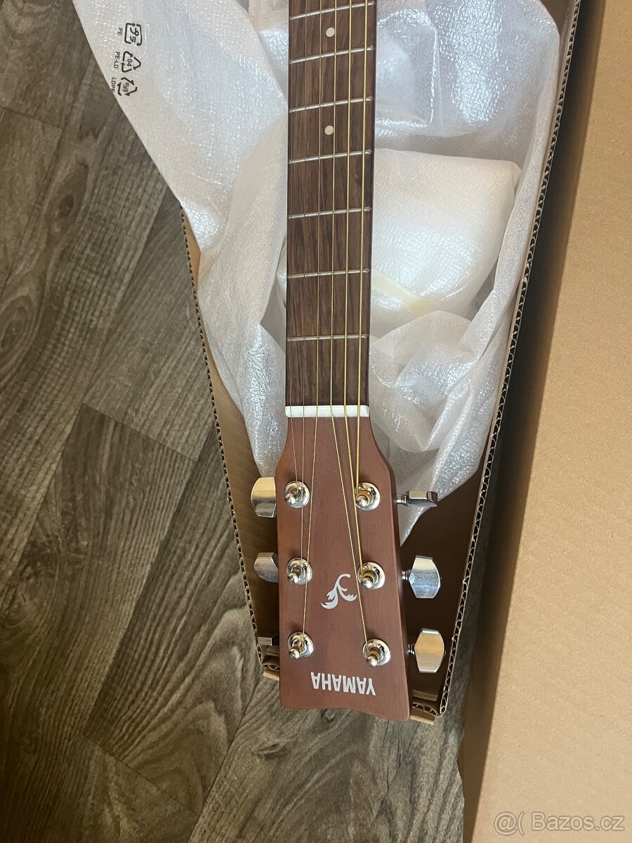 Akustická kytara Yamaha + stojan - 3
