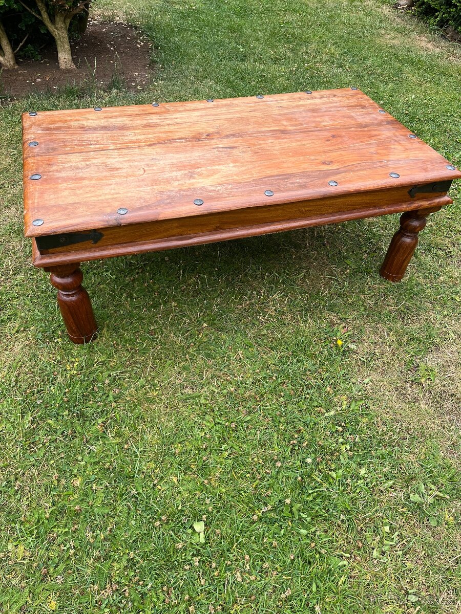 Masivní dřevěný nižší televizní stůl - 3