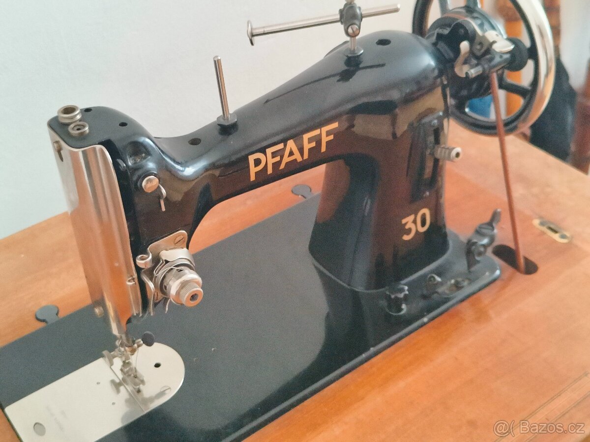 Starožitný šicí stroj PFAFF - 3