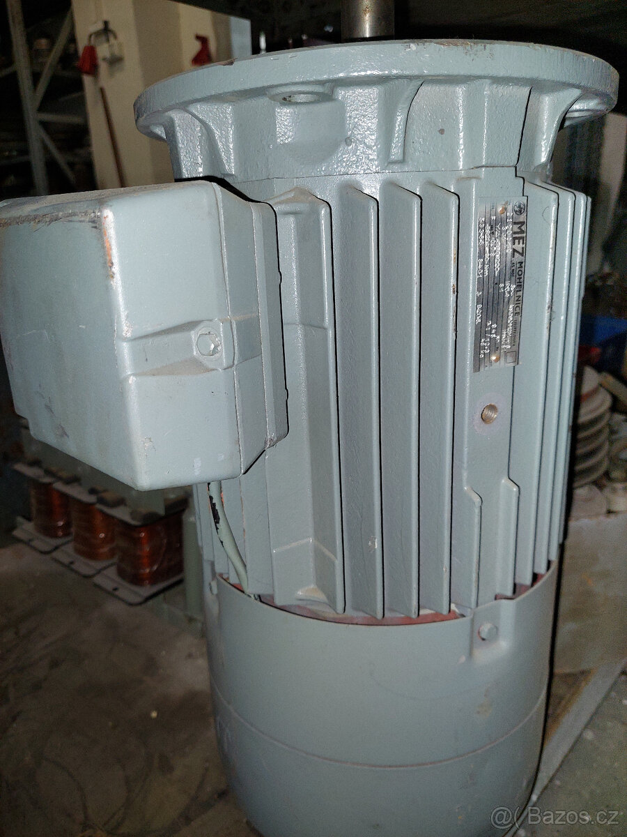 Přírubový motor s elmagnet. brzdou 3 kW, 945 ot/min. - 3