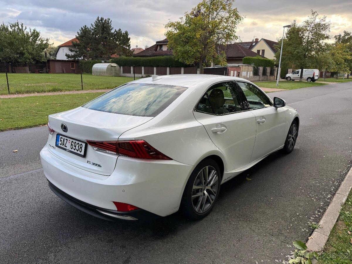 Lexus IS 300h - 3